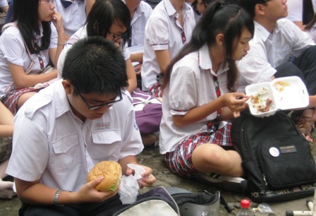 Bí thời gian, học trò “chán” ăn sáng - 2 Tuyệt đối không bỏ ăn sáng vì sẽ ảnh hưởng đến sự phát triển cơ thể và trí não.