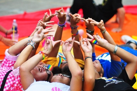 Vũ điệu flashmob vì người đồng tính - 6 Vòng tay không có sự phân biệt, kỳ thị về giới tính.