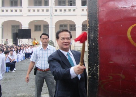 Thủ tướng khai giảng năm học mới tại TPHCM - 3 Tiếng trống khai trường của Thủ tướng dành cho thầy trò trường THPT Chuyên Lê Hồng Phong.