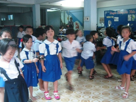 Học trò ước trường học không bạo lực, nhiều sân chơi - 4 Nữ sinh Trường THPT Chuyên Lê Hồng Phong, TPHCM trong niềm vui khai trường.