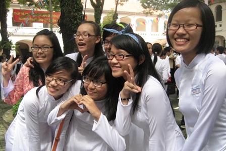 Học trò ước trường học không bạo lực, nhiều sân chơi - 3 Nữ sinh Trường THPT Chuyên Lê Hồng Phong, TPHCM trong niềm vui khai trường.
