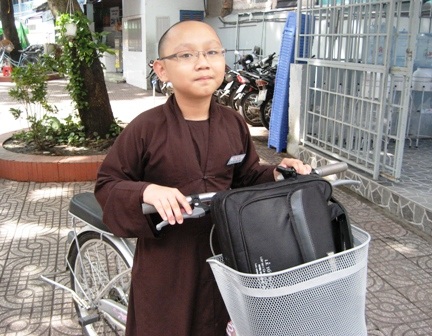 Học trò ước trường học không bạo lực, nhiều sân chơi - 2 Chú tiểu Quang Huy mong cổng trường hết kẹt xe để ra vào thuận thiện và an toàn.