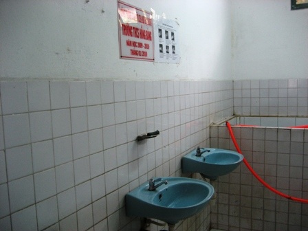 Phụ huynh choáng vì "thư mời”… đóng tiền mua ti vi - 2 Công trình nhà vệ sinh do phụ huynh đóng góp tại Trường THCS Hồng Bàng (Q.5, TPHCM).