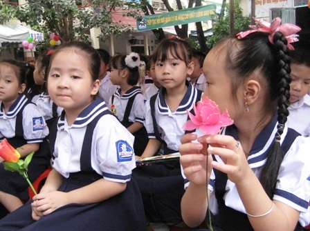 Trẻ lớp 1 ngày càng dạn dĩ trong ngày đầu đến trường.