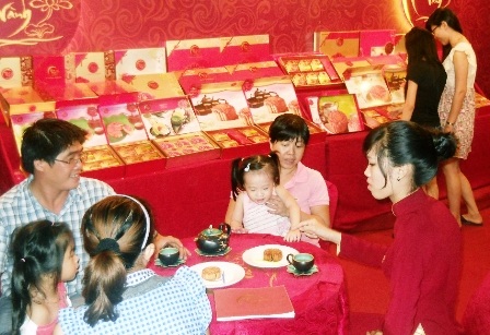 Vượt “cạn”, Tết Trung thu vẫn nô nức trên phố - 3 Sản phẩm bánh trung thu của các thương hiệu lớn vẫn đắt hàng.