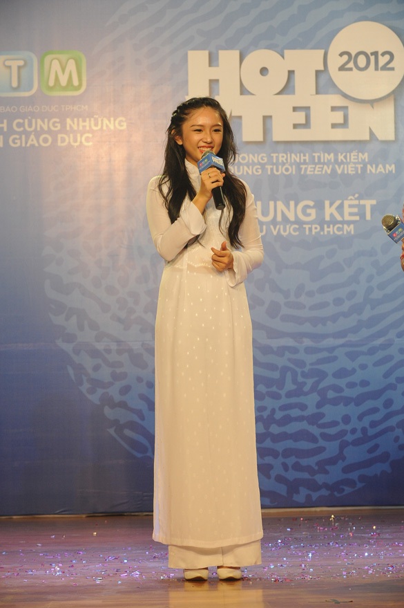Nữ sinh Sài Thành xinh xắn trong đêm chung kết HotVTeen - 3 Bảo Ngọc mặc áo dài rất đẹp và được BGK ví với vẻ đẹp của Thúy Kiều.