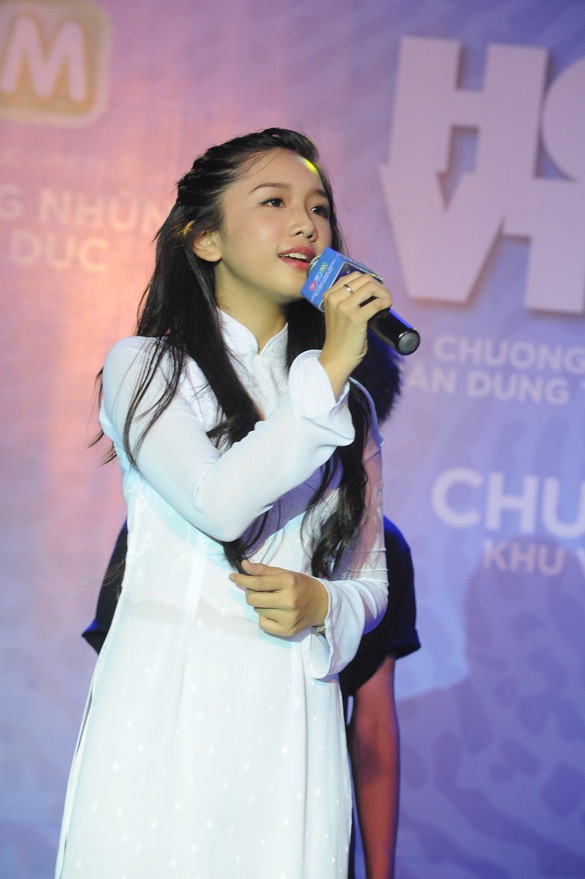 Nữ sinh Sài Thành xinh xắn trong đêm chung kết HotVTeen - 2 Sự nền nã và vẻ đẹp dịu dàng của thí sinh Nguyễn Hoàng Bảo Ngọc làm cả sân khấu ngỡ ngàng.