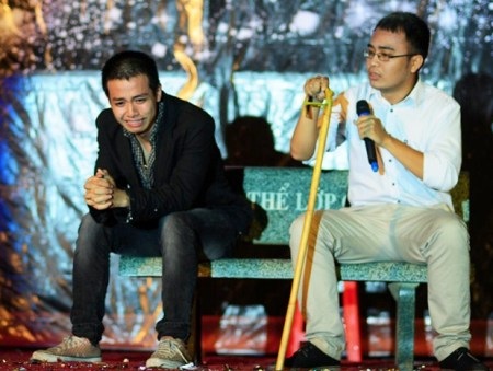 Sinh viên Ngoại thương “ma quái” trong đêm hội truyền thống - 7 Sau những giây phút sôi động, người xem lại lặng đi trước vở diễn Ghế đá công viên.