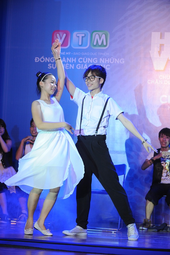 Nữ sinh Sài Thành xinh xắn trong đêm chung kết HotVTeen - 8 Vừa thể hiện phong cách bụi bặm kết hợp với sự lãng mạn trong các điệu nhảy.