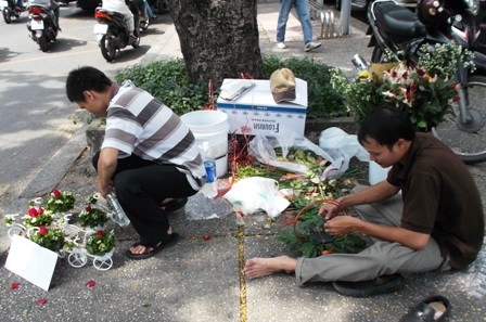 Dư âm 20/10: Cử nhân, chuyên viên BĐS cũng đi… bán hoa - 2 Hay cả những nhân viên đã làm việc trong nhiều ngành nghề khác.
