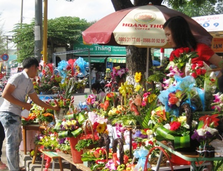 Dư âm 20/10: Cử nhân, chuyên viên BĐS cũng đi… bán hoa - 1 Không ít bạn trẻ bán hóa dịp lễ 20/10 là cử nhân đã tốt nghiệp ở các trường ĐH, CĐ.