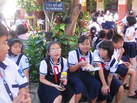 Cảnh báo học trò béo phì - 2 Bữa ăn bán trú chưa cân bằng về dinh dưỡng, đặc biệt quá ít rau xanh.