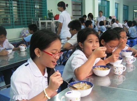 Cảnh báo học trò béo phì - 1 Bữa ăn bán trú chưa cân bằng về dinh dưỡng, đặc biệt quá ít rau xanh.