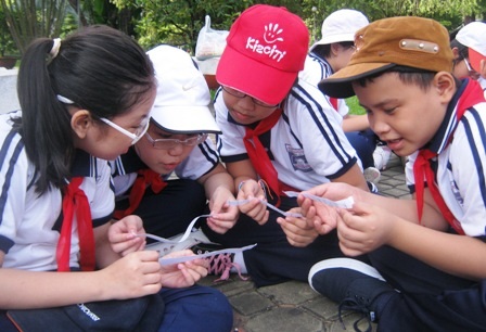 Thú vị tiết học tại... công viên - 1 Học trò khối lớp 4 cùng trao đổi về bài tập Toán trong giờ học ngoài trời.