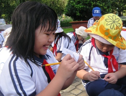 Thú vị tiết học tại... công viên - 4 Dù mồ hôi nhễ nhại nhưng được giải phóng khỏi khuôn khổ lớp học, học trò tỏ ra rất thích thú.