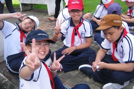 Thú vị tiết học tại... công viên - 3 Dù mồ hôi nhễ nhại nhưng được giải phóng khỏi khuôn khổ lớp học, học trò tỏ ra rất thích thú.