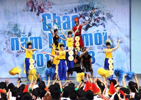 Lễ khai giảng “độc” bằng nhảy hip hop, trình diễn thời trang - 1 Anh chị sinh viên trình diễn múa Con cháu Lạc Hồng.