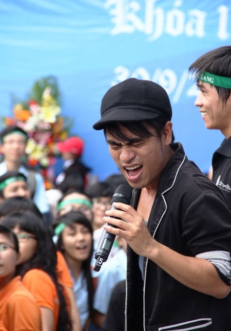 Lễ khai giảng “độc” bằng nhảy hip hop, trình diễn thời trang - 4 Các giọng ca đình đám của trường cũng đãi sinh viên năm nhất những ca khúc vui nhộn.