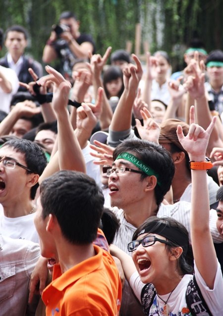 Lễ khai giảng “độc” bằng nhảy hip hop, trình diễn thời trang - 8 Và được chính những người mẫu cây nhà lá vườn trình diễn nhưng không kém phần chuyên nghiệp.