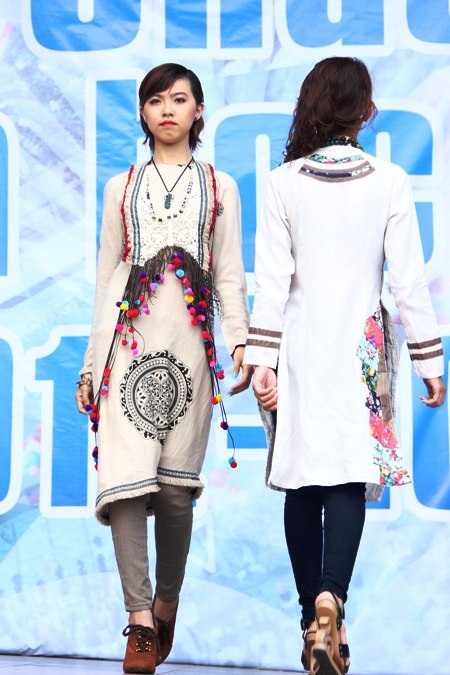 Lễ khai giảng “độc” bằng nhảy hip hop, trình diễn thời trang - 7 Và được chính những người mẫu cây nhà lá vườn trình diễn nhưng không kém phần chuyên nghiệp.