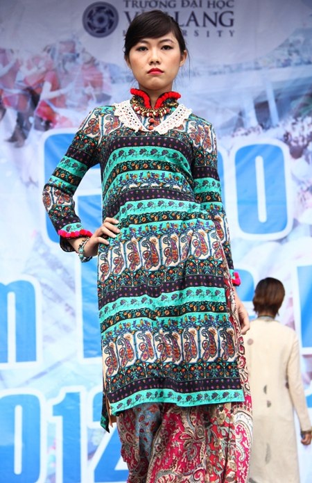 Lễ khai giảng “độc” bằng nhảy hip hop, trình diễn thời trang - 6 Và được chính những người mẫu cây nhà lá vườn trình diễn nhưng không kém phần chuyên nghiệp.