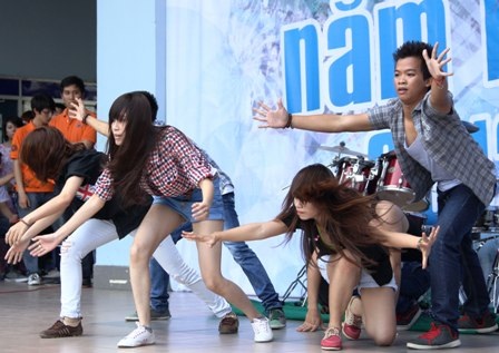 Lễ khai giảng “độc” bằng nhảy hip hop, trình diễn thời trang - 3 Những màn nhảy hip hop sôi động trong lễ khai giảng năm học mới.