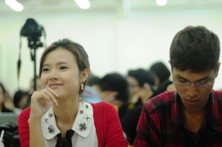 Sinh viên Ngoại thương “ma quái” trong đêm hội truyền thống - 8 Sau những giây phút sôi động, người xem lại lặng đi trước vở diễn Ghế đá công viên.