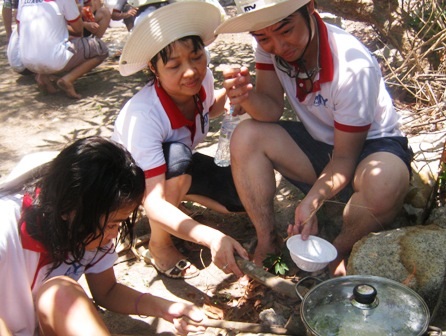 “Mổ xẻ” lý do học trò phản ứng bằng… sinh mạng - 3 Phụ huynh tham gia học kỹ năng sống cùng con.