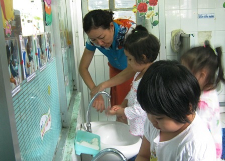 GV trường mầm non Tuổi Thơ 7, Q.3, TPHCM hướng dẫn học trò rửa tay đúng cách. 