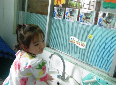 Đầu năm học, trẻ còn nhiều lúng túng trong việc rửa tay giữ vệ sinh. 