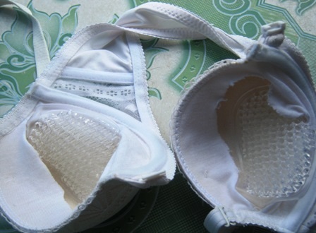Chị em hoang mang trước “bão” tin áo ngực độn “chất lạ” - 1 Những chiếc áo nịt ngực được độn bằng chất lạ bao lâu nay vẫn được chị em ưa dùng