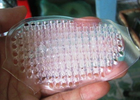 Chị em hoang mang trước “bão” tin áo ngực độn “chất lạ” - 2 Trong những chiếc áp ngực được gọi là đệm nước chị Lan mua đều có miếng đệm khá lạ