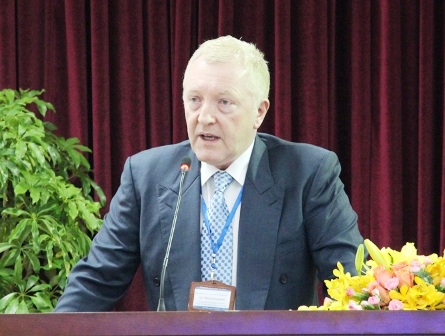Chuyên gia người Úc tìm lối cho GDĐH Việt Nam "ra biển" - 2 GS Martin Hayden cho rằng Việt Nam cần cấu trúc hệ thống GDĐH hội nhập tốt hơn.