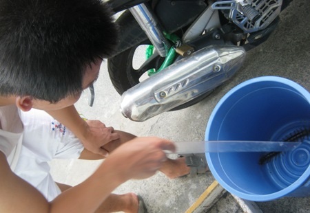 Rết khổng lồ bò vào chỗ ngủ sinh viên - 3 Hiện tại, con rết khổng lồ này đang được các sinh viên nuôi tại phòng.