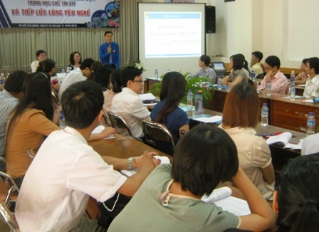 Sinh viên Sư phạm hoài nghi về nghề - 1 Các giảng viên tại tọa đàm Tiếp lửa lòng yêu nghề.