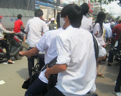 Những đứa trẻ… “bị bỏ rơi” - 1 Nhiều học trò vô gia cư sau giờ học. (Ảnh chỉ mang tính minh họa)