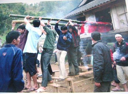 Ruộng bậc thang của người dân tộc H'Mông khi đã được dẫn nước vào ngâm cho mềm đất.