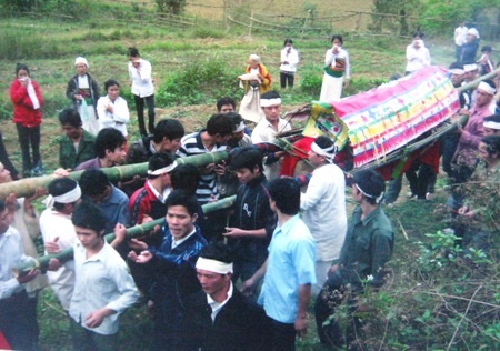 Ruộng bậc thang của người dân tộc H'Mông khi đã được dẫn nước vào ngâm cho mềm đất.