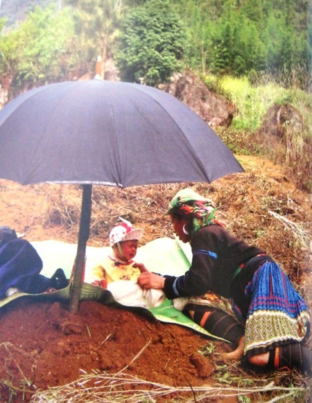 Ruộng bậc thang của người dân tộc H'Mông khi đã được dẫn nước vào ngâm cho mềm đất.