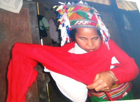 Người dân tộc Thái mặc áo khom đỏ để hành lễ về việc chữa bệnh, đuổi ma. 