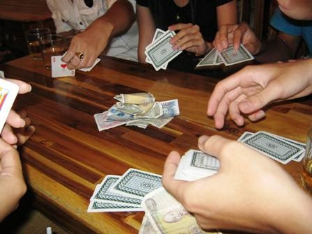 Đạo đức sinh viên: Đến lúc cần…. thuốc “đề kháng” - 1 Đánh bài ăn tiền là một trong những tệ nạn phổ biến trong giới SV.