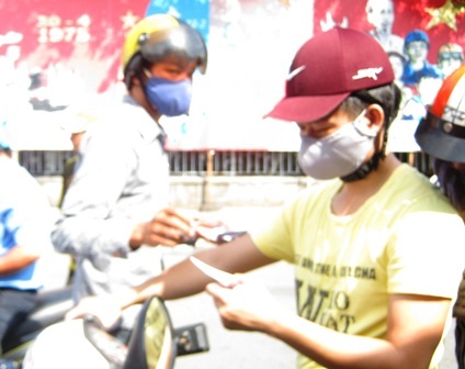Cử nhân sống cơ cực hơn thời sinh viên - 2 Cử nhân phải đối diện với áp lực mưu sinh để nuôi hy vọng tìm được việc.