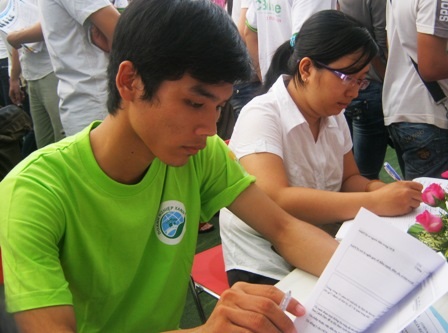 Cử nhân sống cơ cực hơn thời sinh viên - 3 Sinh viên tốt nghiệp đại học đang rất khó khăn tìm việc làm.