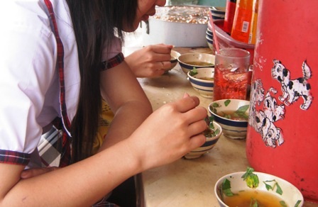 Ớn lạnh “đặc sản” của học trò - 2 Một trong những dị vật các em thường gặp khi ăn món này là... lông heo.