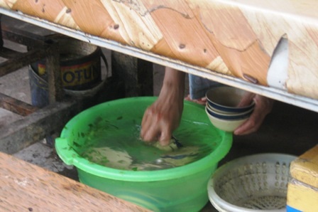 Ớn lạnh “đặc sản” của học trò - 3 Những chiếc chén được chủ quán rửa qua loa ngay chỗ học trò ngồi ăn.