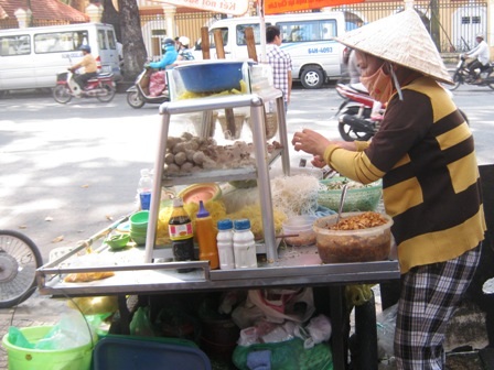 Ớn lạnh “đặc sản” của học trò - 4 Hàng rong bốc, nhồi... thức ăn bằng tay trần cho HS có mặt khắp các trường học.