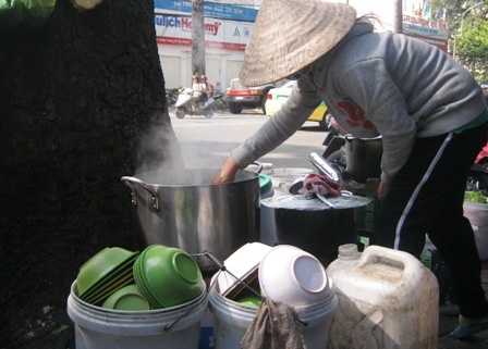 Ớn lạnh “đặc sản” của học trò - 5 Hàng rong bốc, nhồi... thức ăn bằng tay trần cho HS có mặt khắp các trường học.