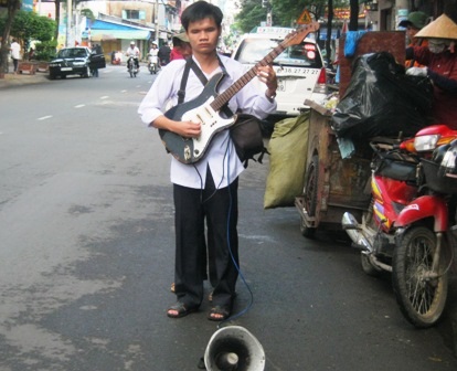 Chàng sinh viên khiếm thị bán vé số nuôi ước mơ - 2 Cuộc sống luôn đối mặt với những khó khăn nhưng Lê Minh Tâm vẫn luôn lạc quan.
