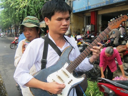 Những học trò nghèo vượt khó đáng khâm phục trong năm 2012 - 1 Lê Minh Tâm đi bán vé số cùng anh trai.