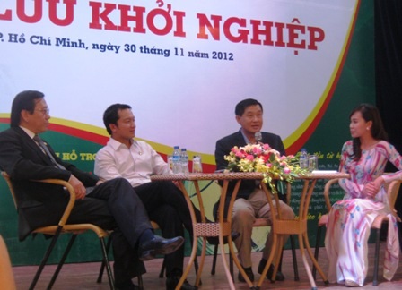Bố chồng Tăng Thanh Hà khuyên sinh viên điều gì? - 1 Ông Johnathan Hạnh Nguyễn (